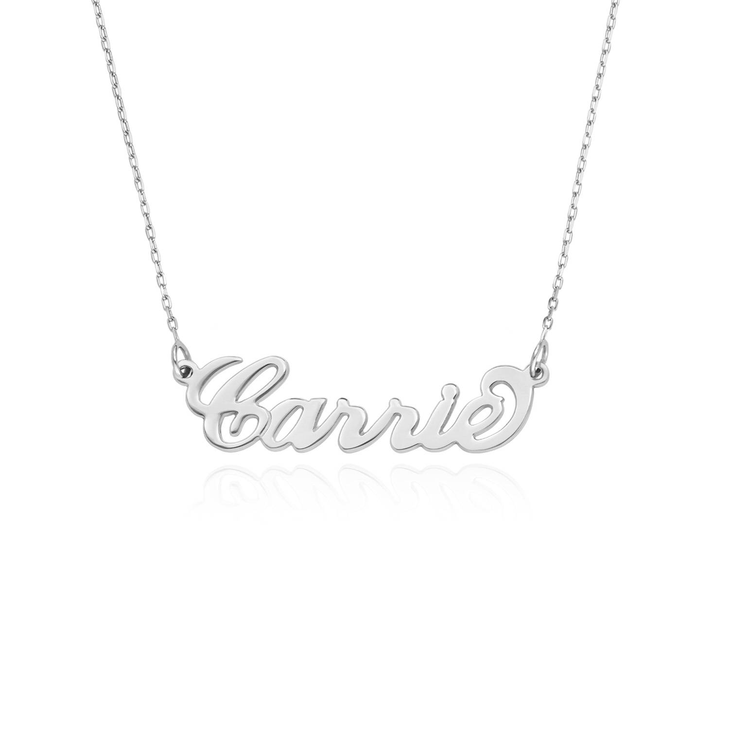 Collar con Nombre Estilo Carrie Pequeño en Oro Blanco de 14 Kt-1 Collar con Nombre Estilo Carrie Pequeño en Oro Blanco de 14 Kt-1 foto de producto