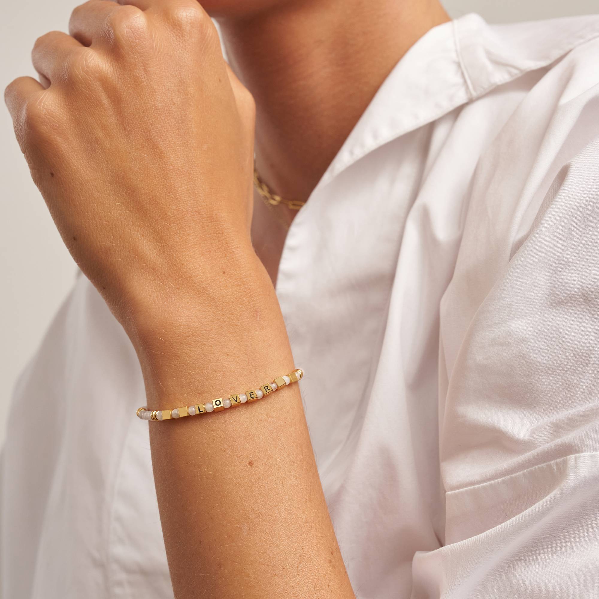 Pulsera Speak Now con Piedras Lunares Blancas en Chapa de Oro-5 foto de producto