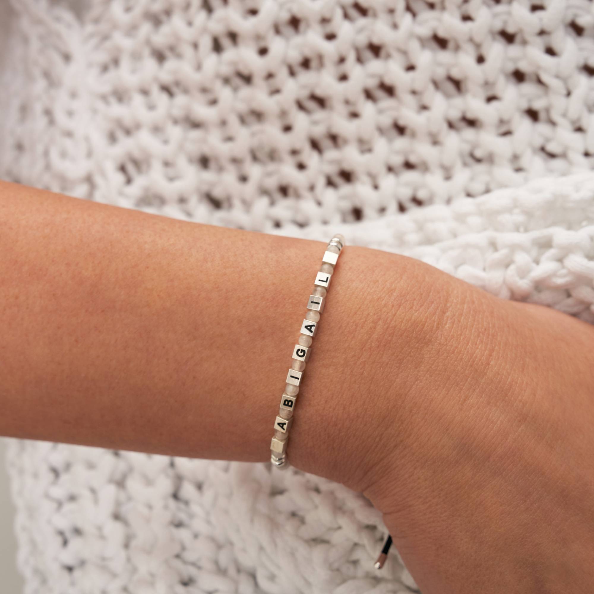 Pulsera Speak Now con Piedras Lunares Blancas en Plata Esterlina-1 Pulsera Speak Now con Piedras Lunares Blancas en Plata Esterlina-1 foto de producto