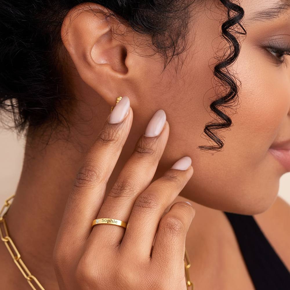 Anillo Apilable con Nombre y Piedra de Nacimiento en Baño de Oro-2 foto de producto