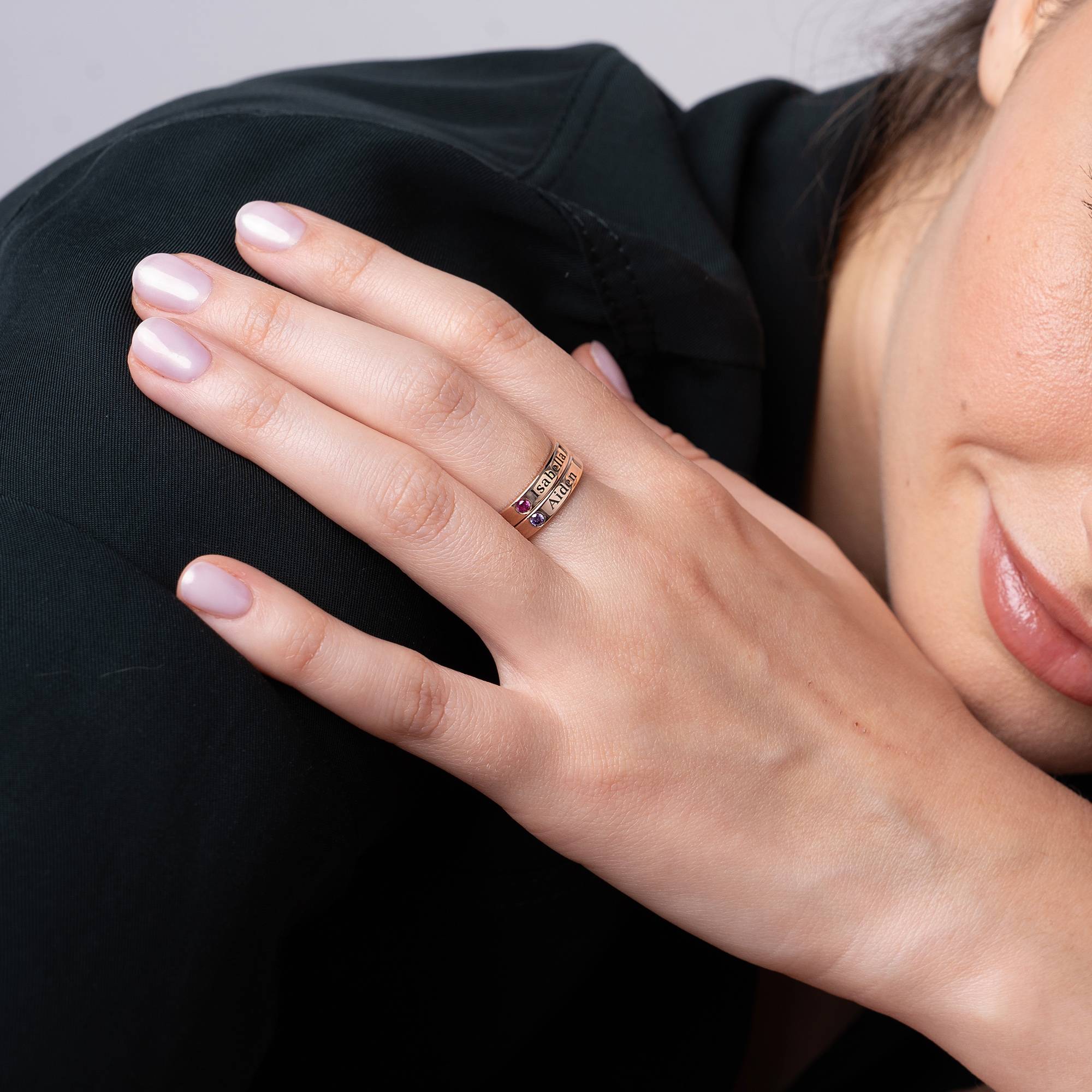 Anillo Apilabile con Nombre y Diamante en Chapa de Oro Rosa-1 Anillo Apilabile con Nombre y Diamante en Chapa de Oro Rosa-1 foto de producto