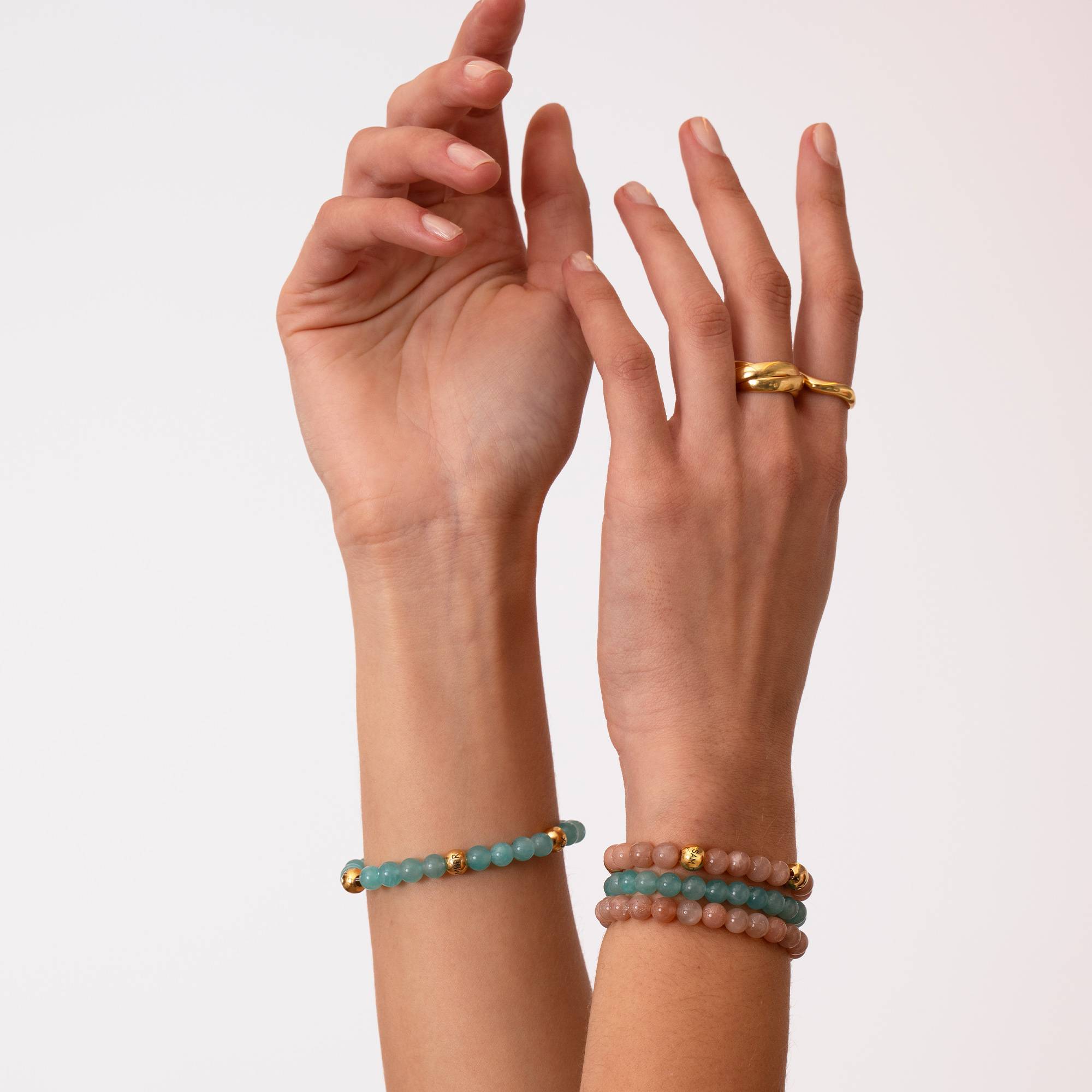Pulsera Balance con Cuentas Semipreciosas de Piedra del Sol en Baño de Oro-4 foto de producto