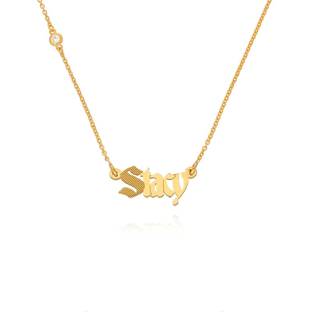 Collar Wednesday Texturizado con Nombre Gótico con Diamante en Chapa de Oro-5 Collar Wednesday Texturizado con Nombre Gótico con Diamante en Chapa de Oro-5 foto de producto