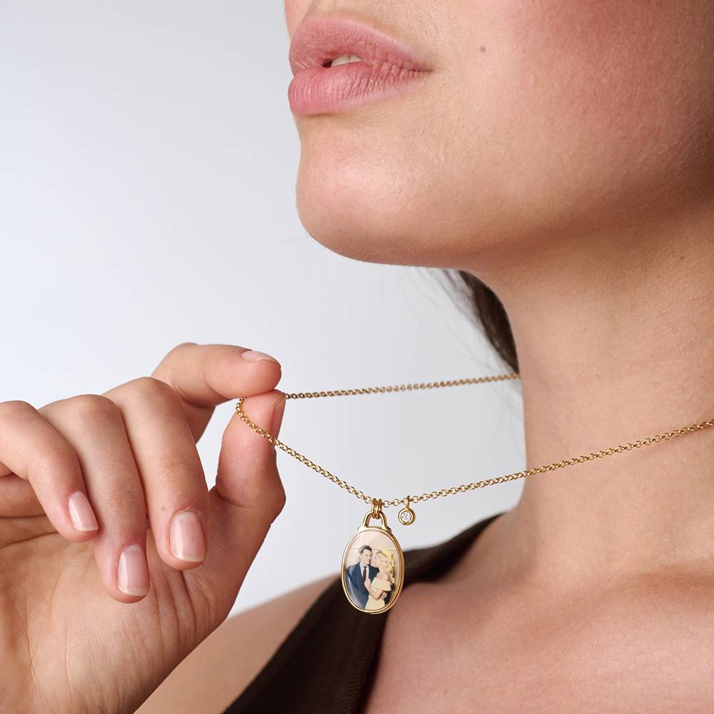 Collar Ovalado con Foto Recuérdame en Chapa de Oro con Diamante de 0.10 CT-2 foto de producto