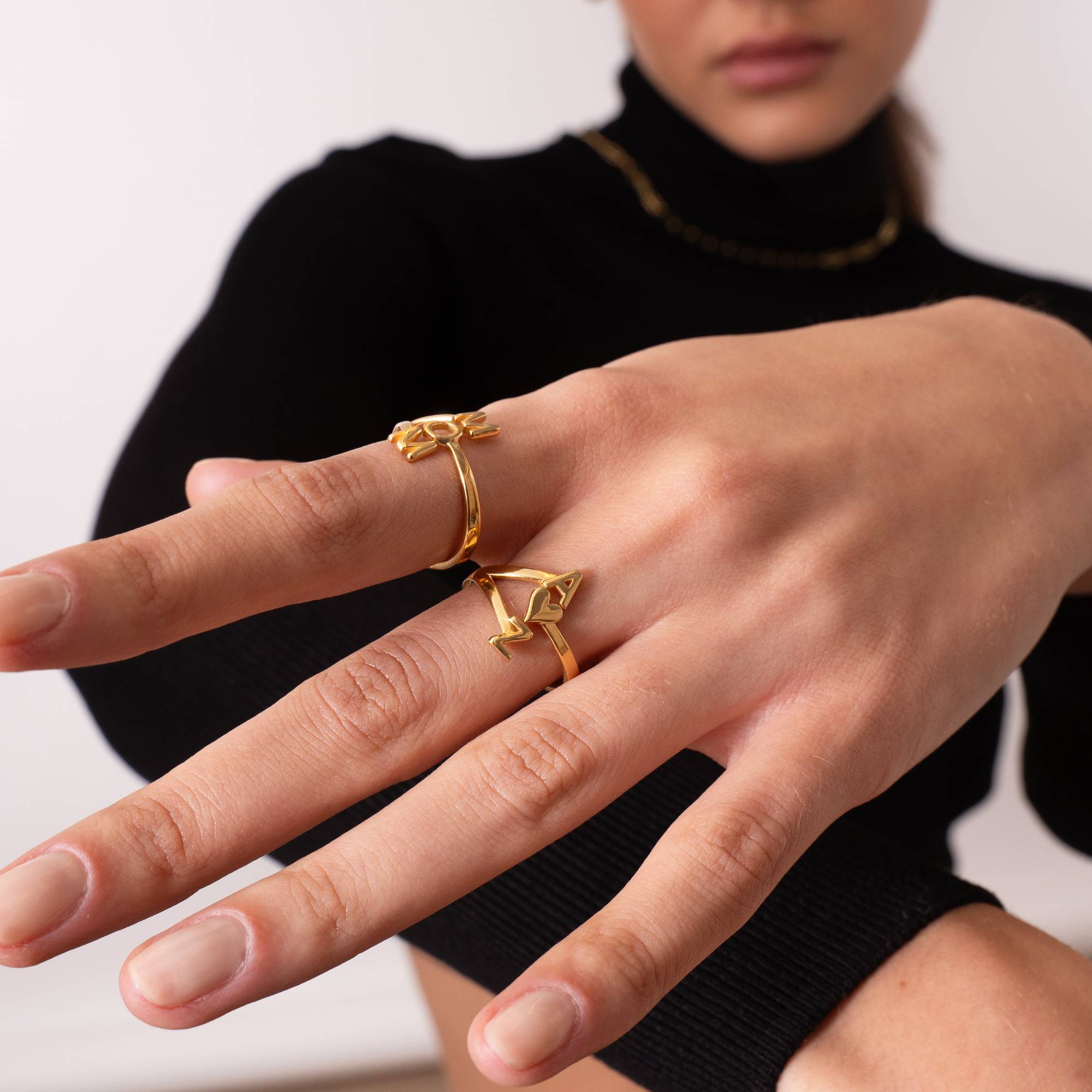 Anillo Infinito con Tres Iniciales en Chapa de Oro-3 Anillo Infinito con Tres Iniciales en Chapa de Oro-3 foto de producto