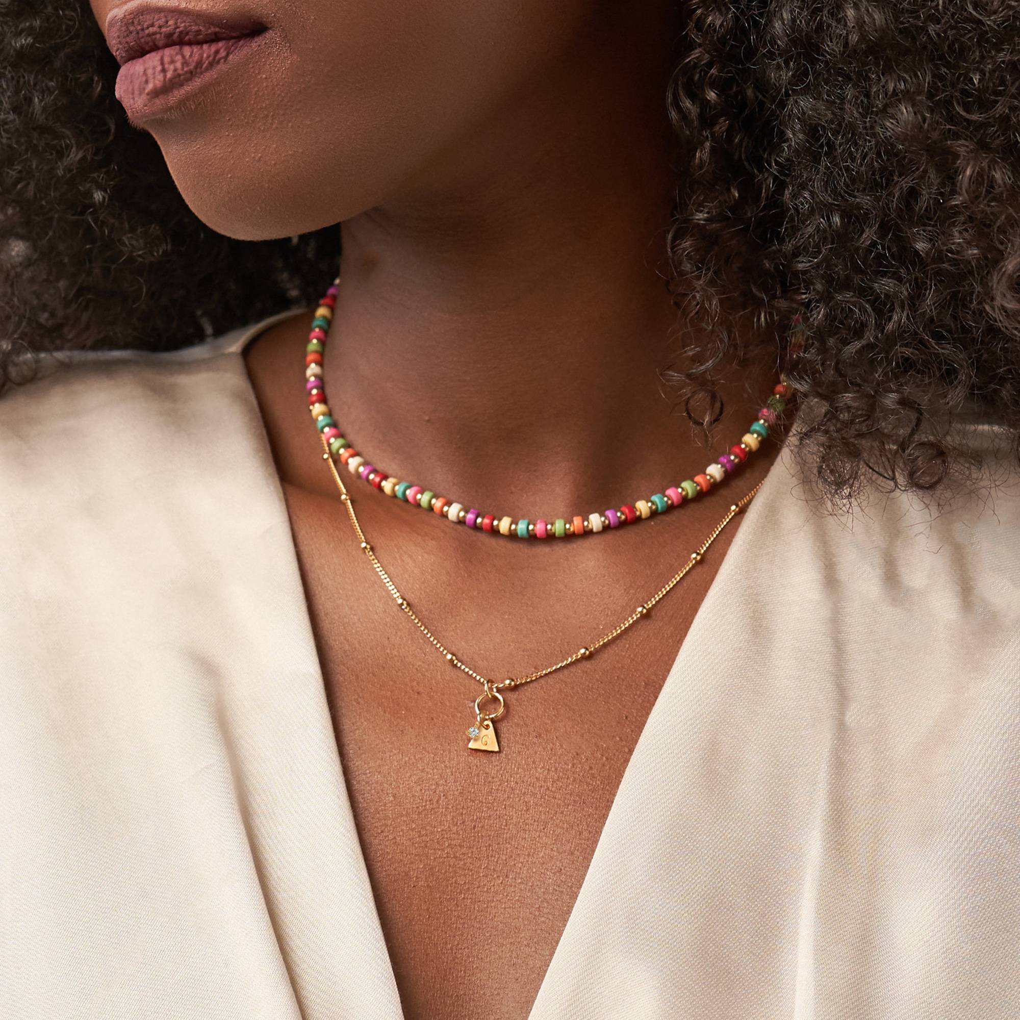Collar de Cuentas en Capas Tropicales con Iniciales y 0.10ct Diamantes en Baño de Oro-4 Collar de Cuentas en Capas Tropicales con Iniciales y 0.10ct Diamantes en Baño de Oro-4 foto de producto