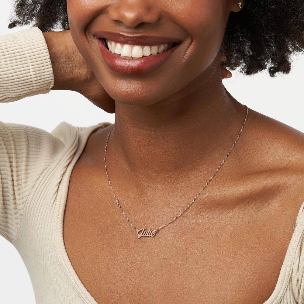 Collar con Nombre Twirl Script con Diamante en Chapa de Oro Rosa-1 Collar con Nombre Twirl Script con Diamante en Chapa de Oro Rosa-1 foto de producto
