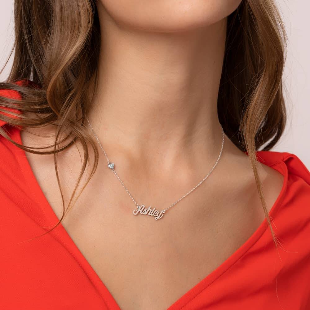 Collar con Nombre Twirl Script con Diamante en Forma de Corazón en Plata-2 foto de producto