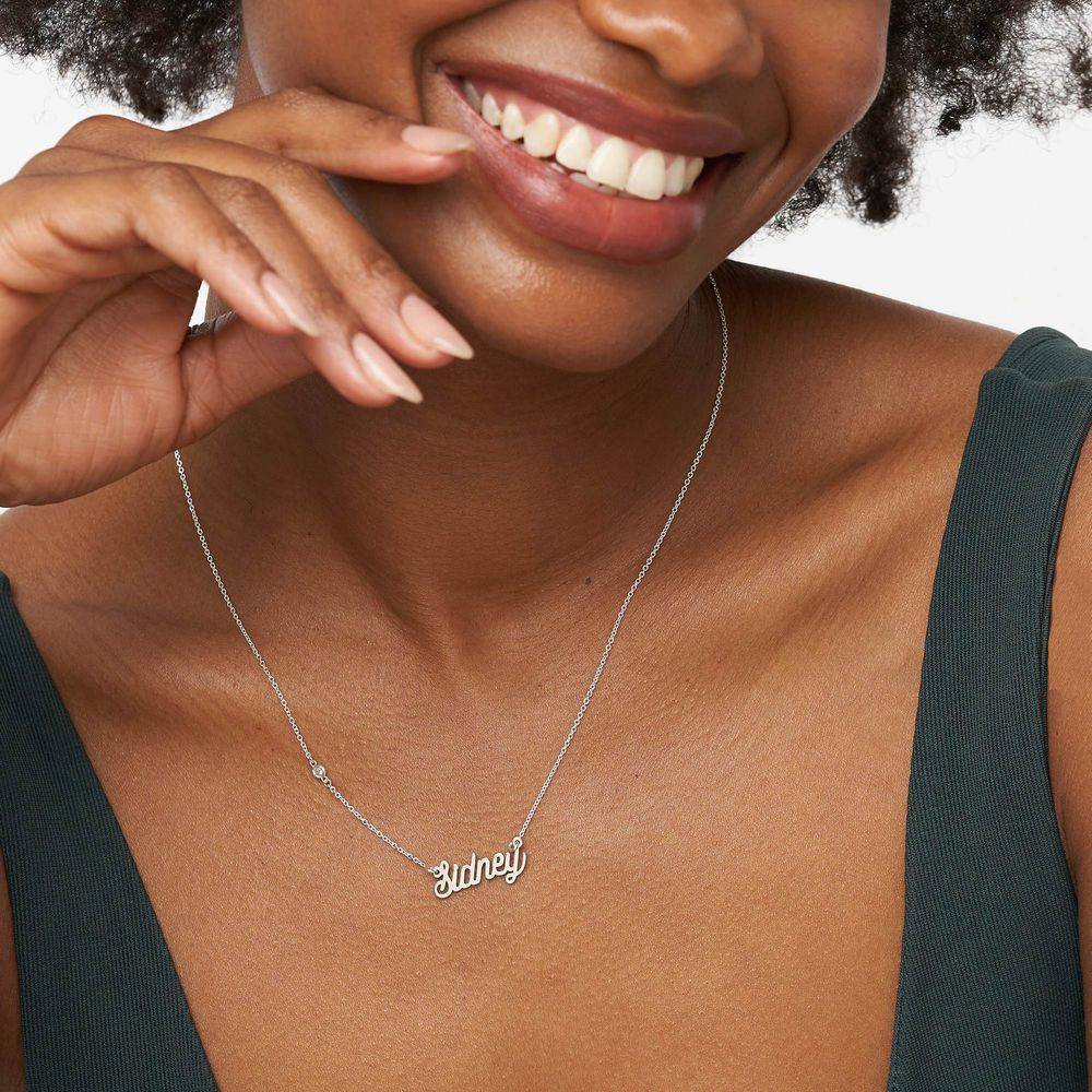 Collar con Nombre Twirl Script con Diamante en Plata-3 Collar con Nombre Twirl Script con Diamante en Plata-3 foto de producto