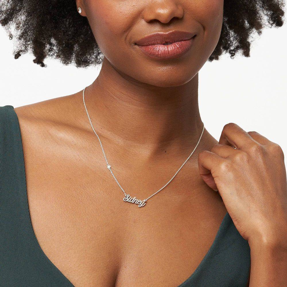 Collar con Nombre Twirl Script con Diamante en Plata-4 Collar con Nombre Twirl Script con Diamante en Plata-4 foto de producto