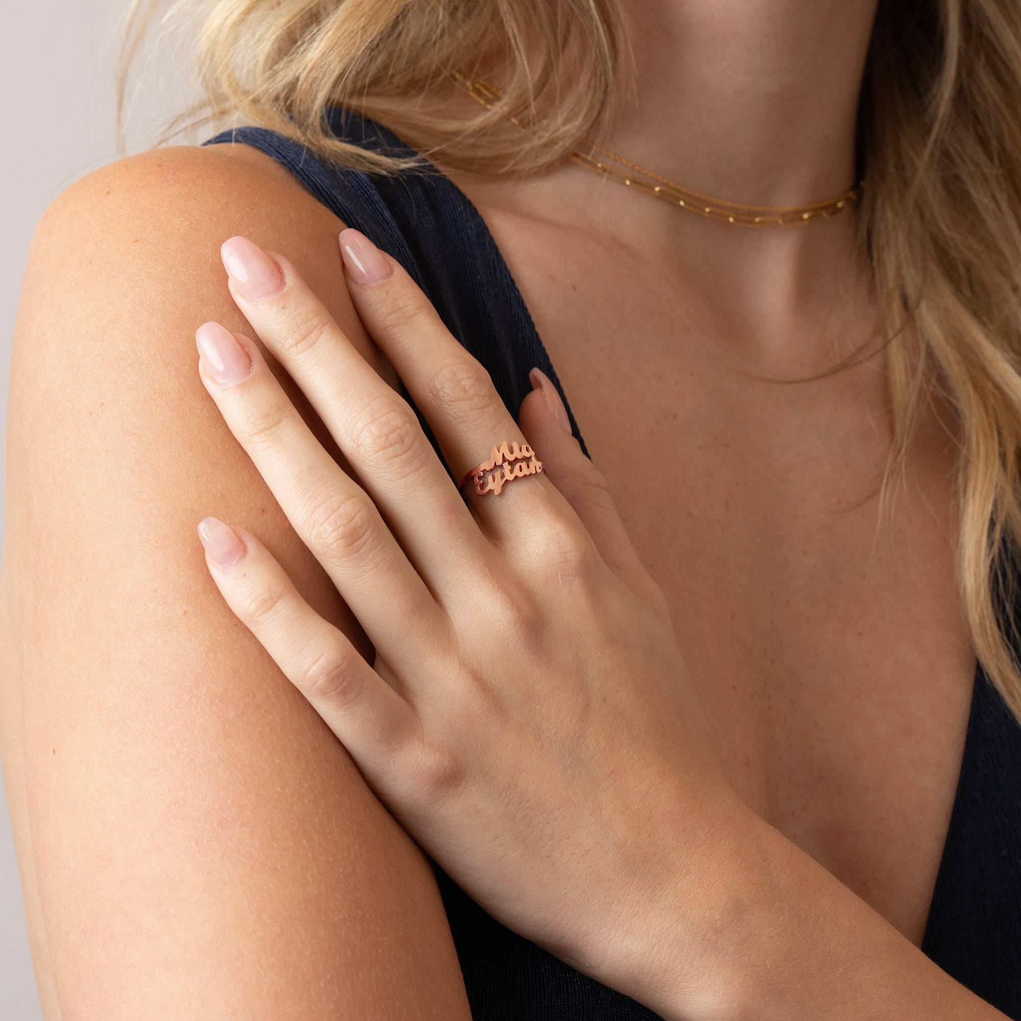 Anillo con Doble Nombre Script en Chapa de Oro Rosa-2 foto de producto