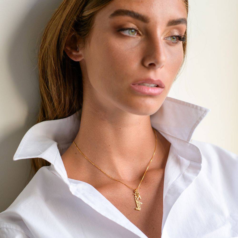 Collar con Nombre Vertical en Cursiva en Chapa de Oro-1 Collar con Nombre Vertical en Cursiva en Chapa de Oro-1 foto de producto