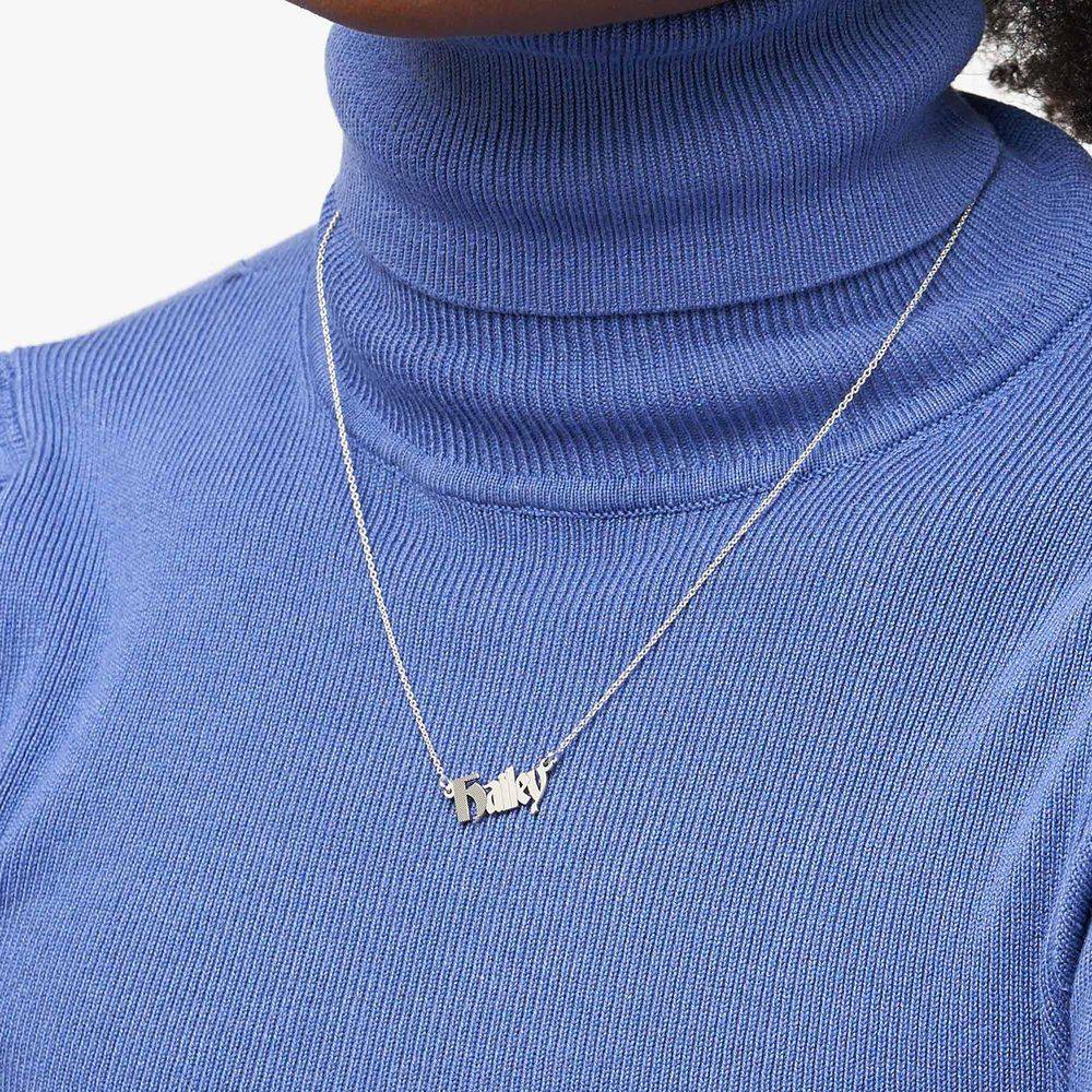 Collar Wednesday Texturizado con Nombre Gótico en Plata Esterlina-1 foto de producto