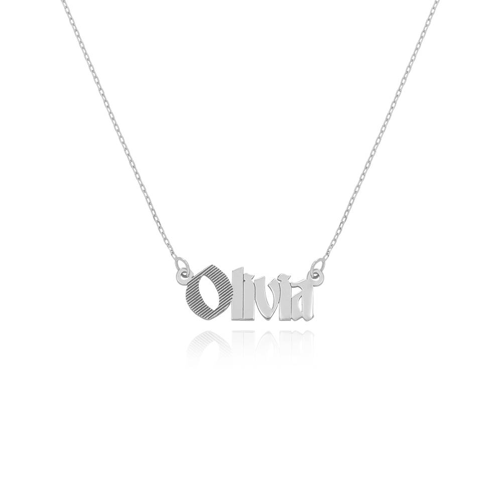Collar Wednesday Texturizado con Nombre Gótico en Plata Esterlina-4 foto de producto