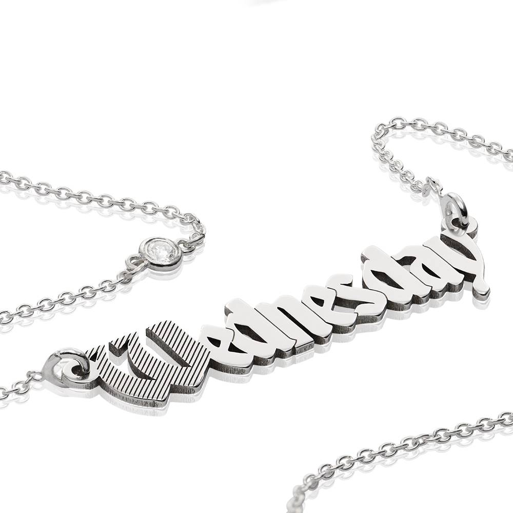 Collar Wednesday Texturizado con Nombre Gótico con Diamante en Plata Esterlina-4 Collar Wednesday Texturizado con Nombre Gótico con Diamante en Plata Esterlina-4 foto de producto