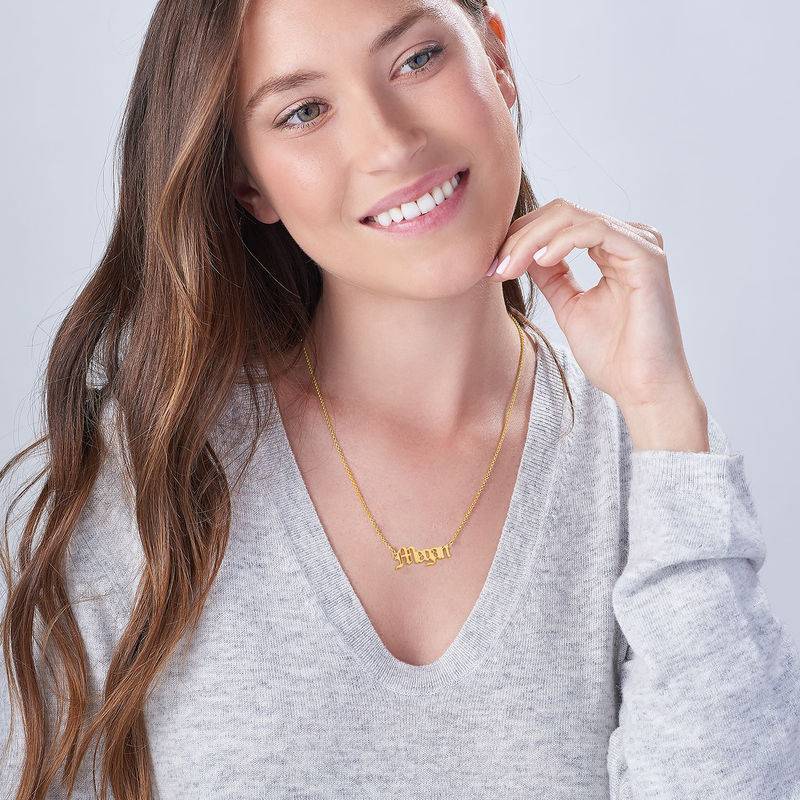 Collar con Nombre Estilo Inglés Antiguo en Baño de Oro-2 foto de producto