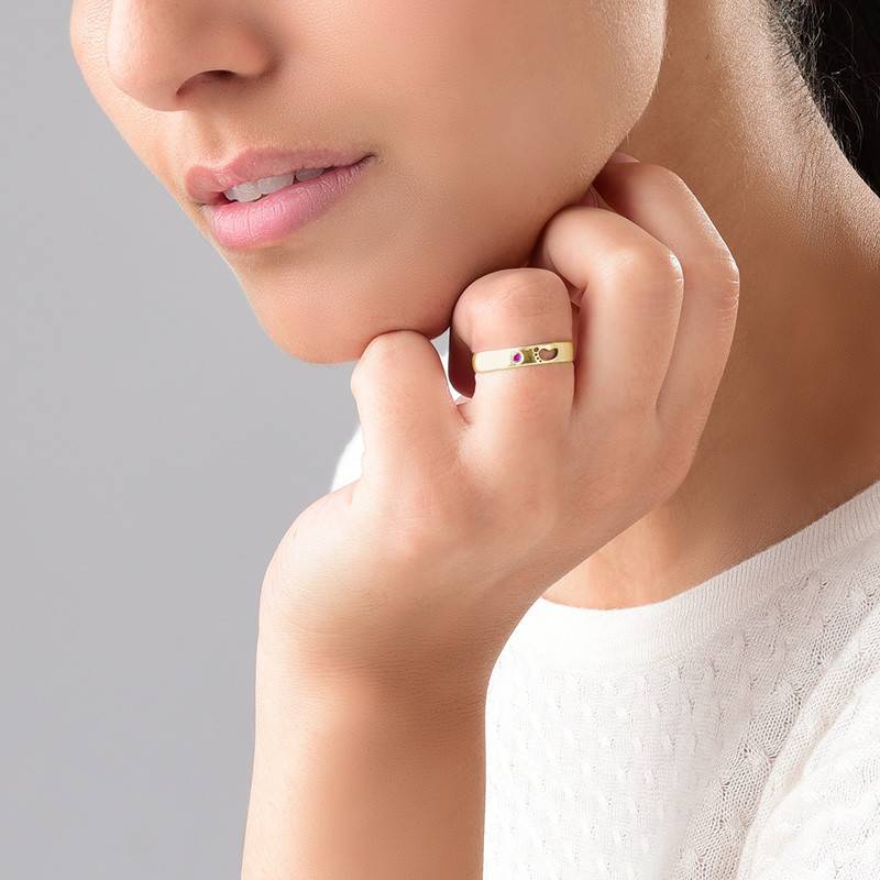 Anillo Piecitos de Bebé con Grabado en Baño de Oro-3 foto de producto