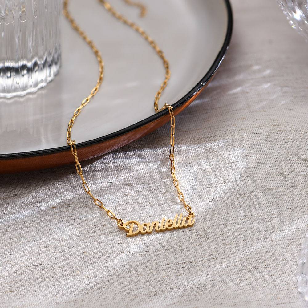 Collar de Eslabones con Nombre Cursiva con Diamante en Chapa de Oro-2 Collar de Eslabones con Nombre Cursiva con Diamante en Chapa de Oro-2 foto de producto