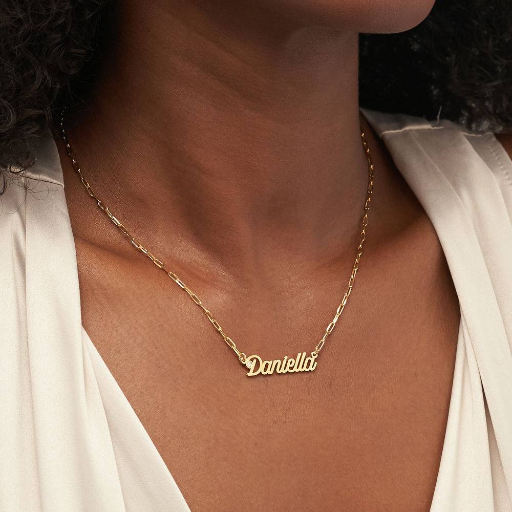 Collar de Eslabones con Nombre Cursiva con Diamante en Chapa de Oro-4 Collar de Eslabones con Nombre Cursiva con Diamante en Chapa de Oro-4 foto de producto