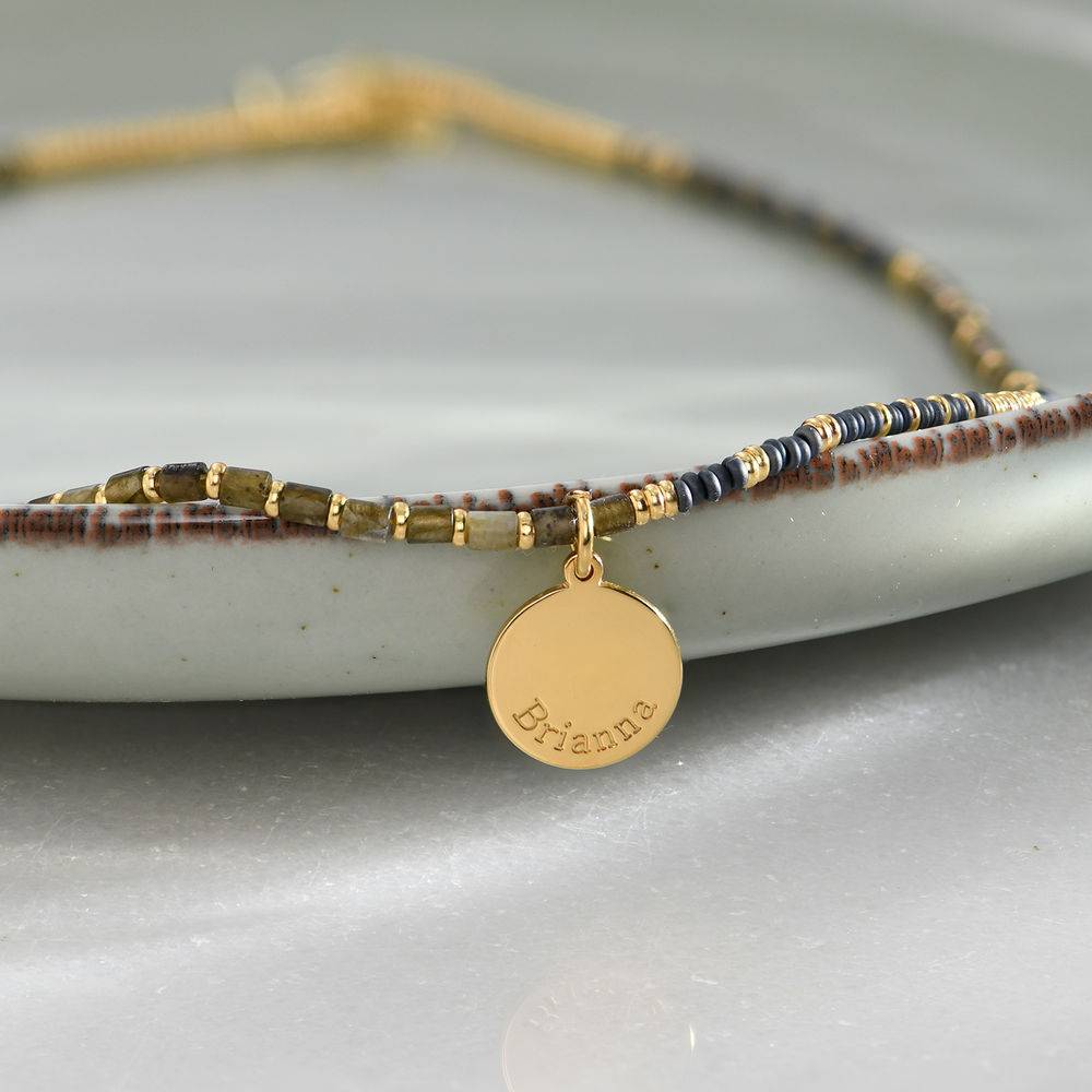 Collar de Cuentas de Cacao con Colgante Grabado en Chapa de Oro-1 foto de producto
