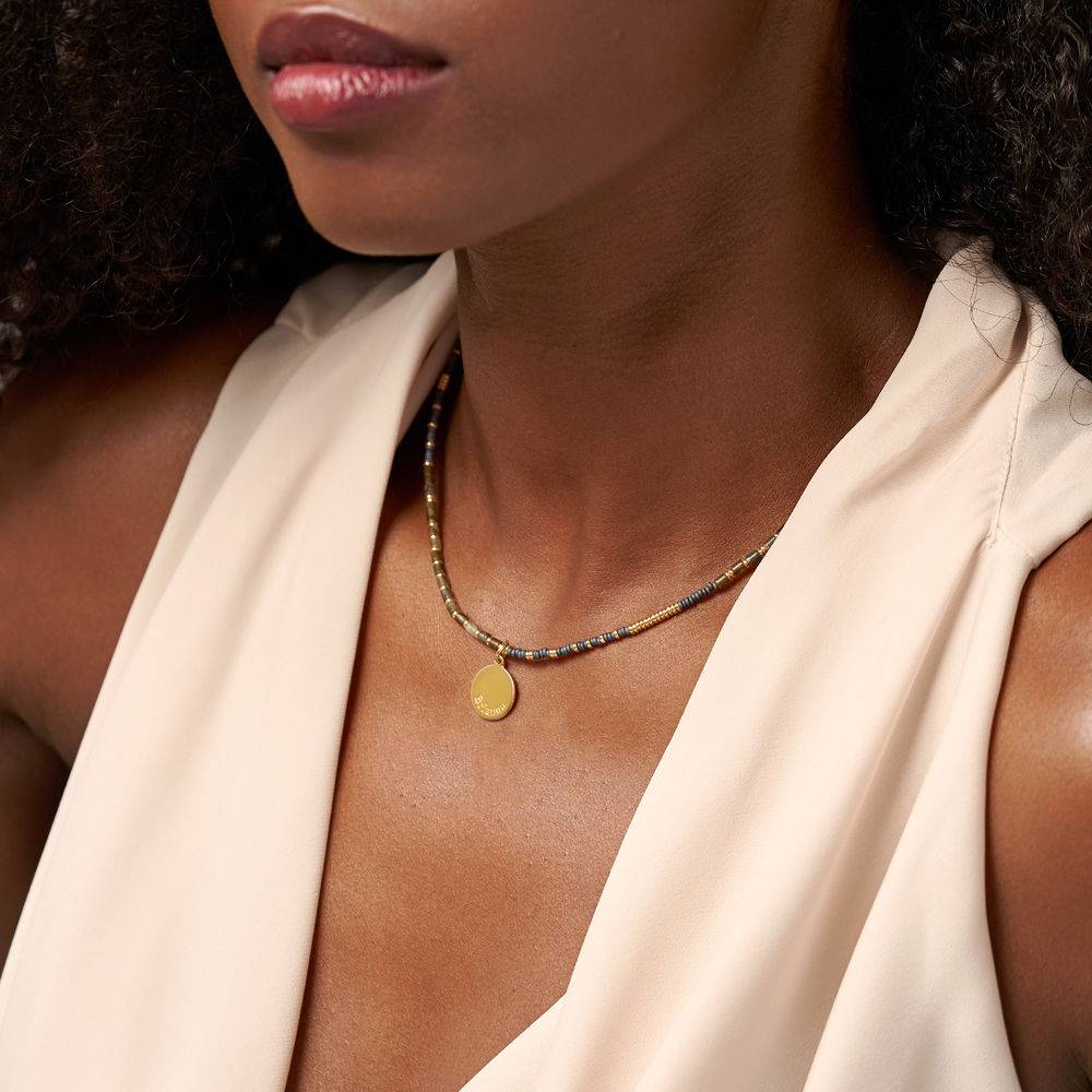 Collar de Cuentas de Cacao con Colgante Grabado en Chapa de Oro-5 foto de producto