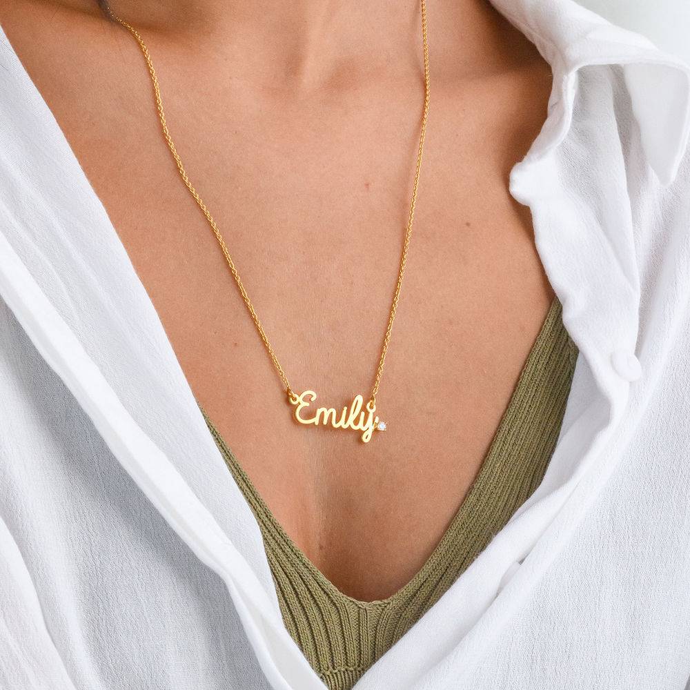 Collar con Nombre Cursivo con Diamante en Vermeil de Oro-1 Collar con Nombre Cursivo con Diamante en Vermeil de Oro-1 foto de producto