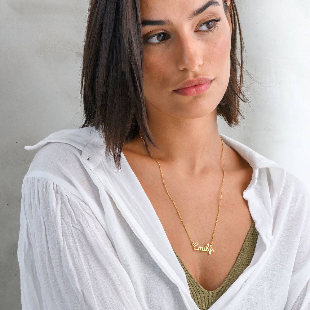 Collar con Nombre Cursivo con Diamante en Vermeil de Oro-2 Collar con Nombre Cursivo con Diamante en Vermeil de Oro-2 foto de producto