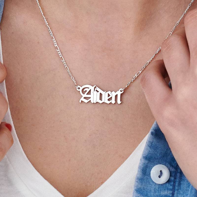 Collar con Nombre Gótico Personalizado en Plata-5 foto de producto