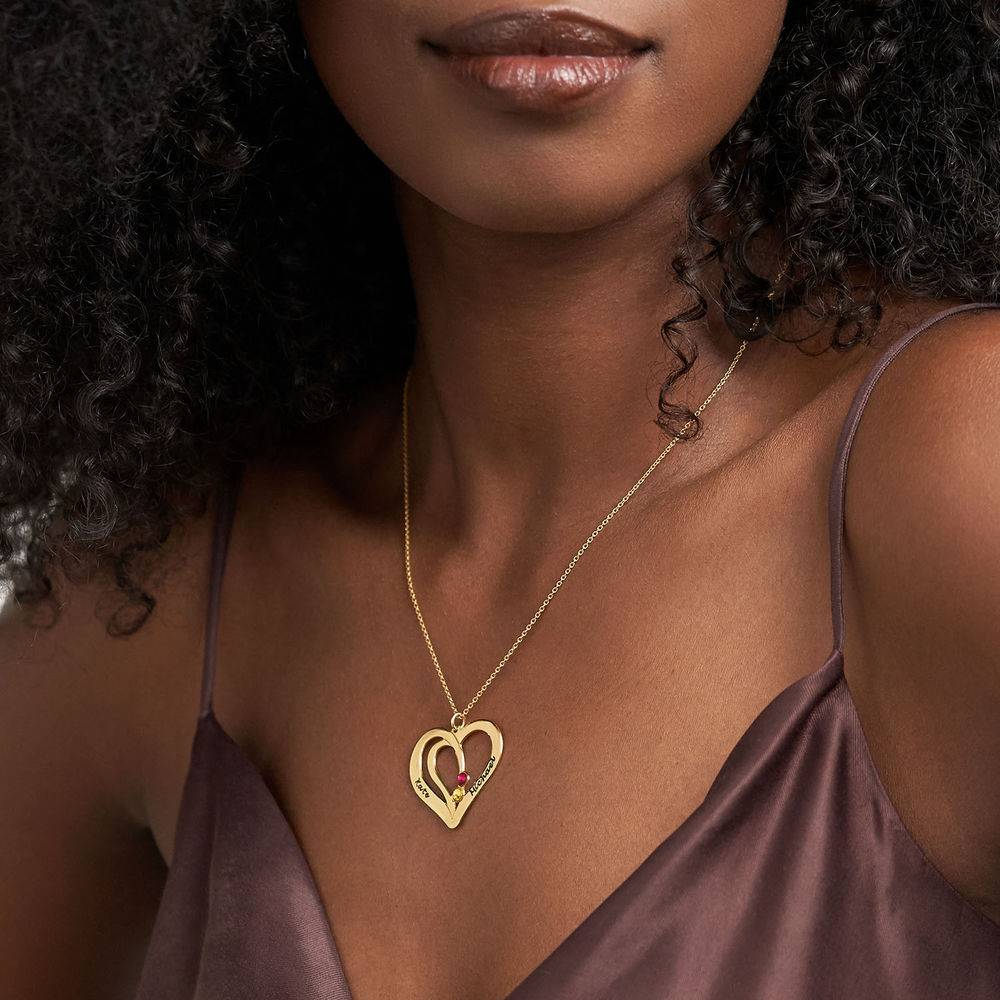 Collar de Corazones Grabados con Piedras de Nacimiento en Chapa de Oro-1 Collar de Corazones Grabados con Piedras de Nacimiento en Chapa de Oro-1 foto de producto