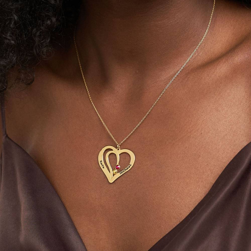 Collar de Corazones Grabados con Piedras de Nacimiento en Chapa de Oro-4 Collar de Corazones Grabados con Piedras de Nacimiento en Chapa de Oro-4 foto de producto