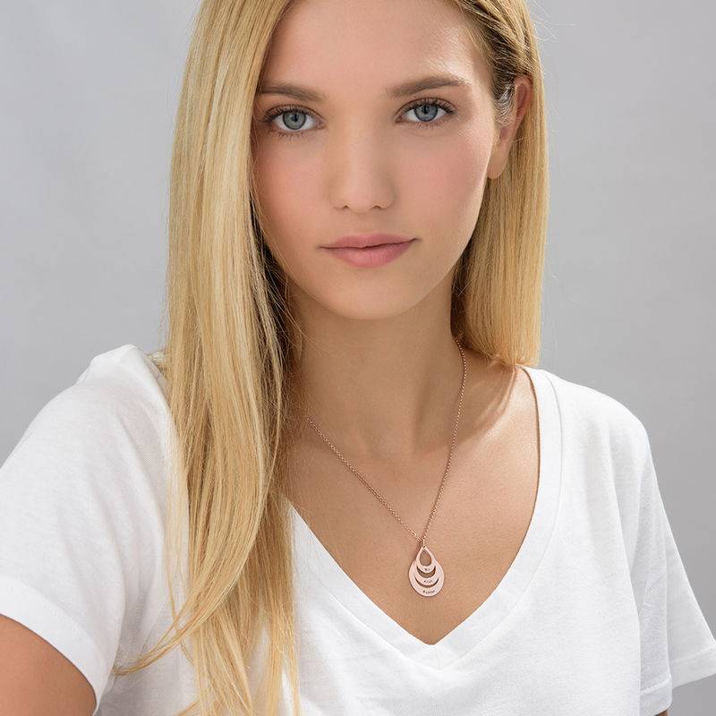 Collar Familiar Grabado en Forma Gota en Chapa de Oro Rosa-1 Collar Familiar Grabado en Forma Gota en Chapa de Oro Rosa-1 foto de producto