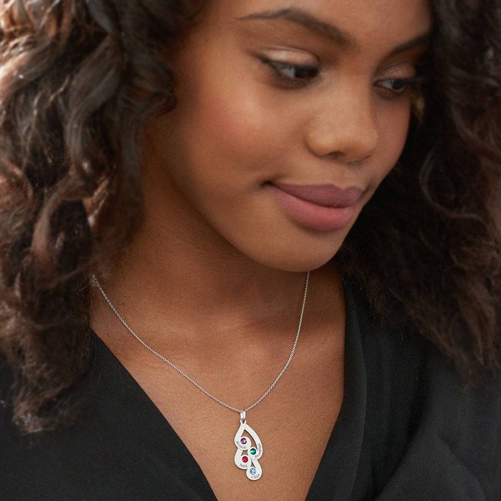 Collar Colgante Familiar Grabado con Piedras de Nacimiento en Plata-4 Collar Colgante Familiar Grabado con Piedras de Nacimiento en Plata-4 foto de producto