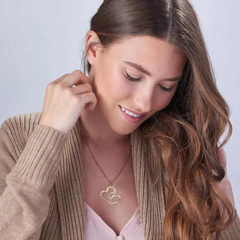 Collar de Dos Corazones Grabados con Diamantes en Baño de Oro-2 foto de producto