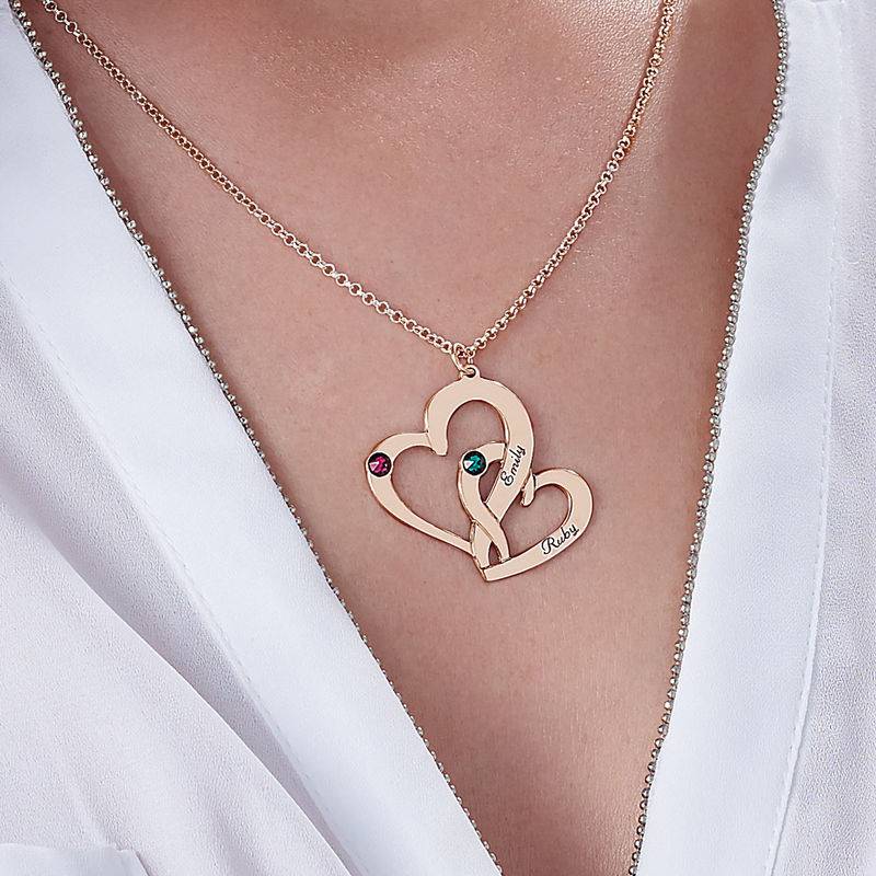 Collar de Dos Corazones Grabados en Chapa de Oro Rosa-4 Collar de Dos Corazones Grabados en Chapa de Oro Rosa-4 foto de producto