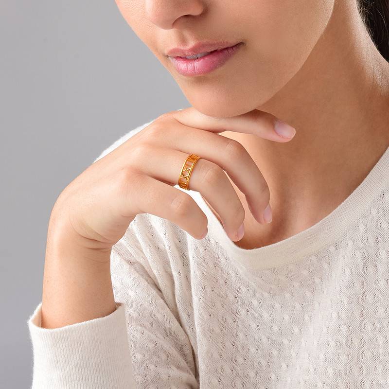 Anillo con Números Romanos para Mujeres en Baño de Oro-3 foto de producto