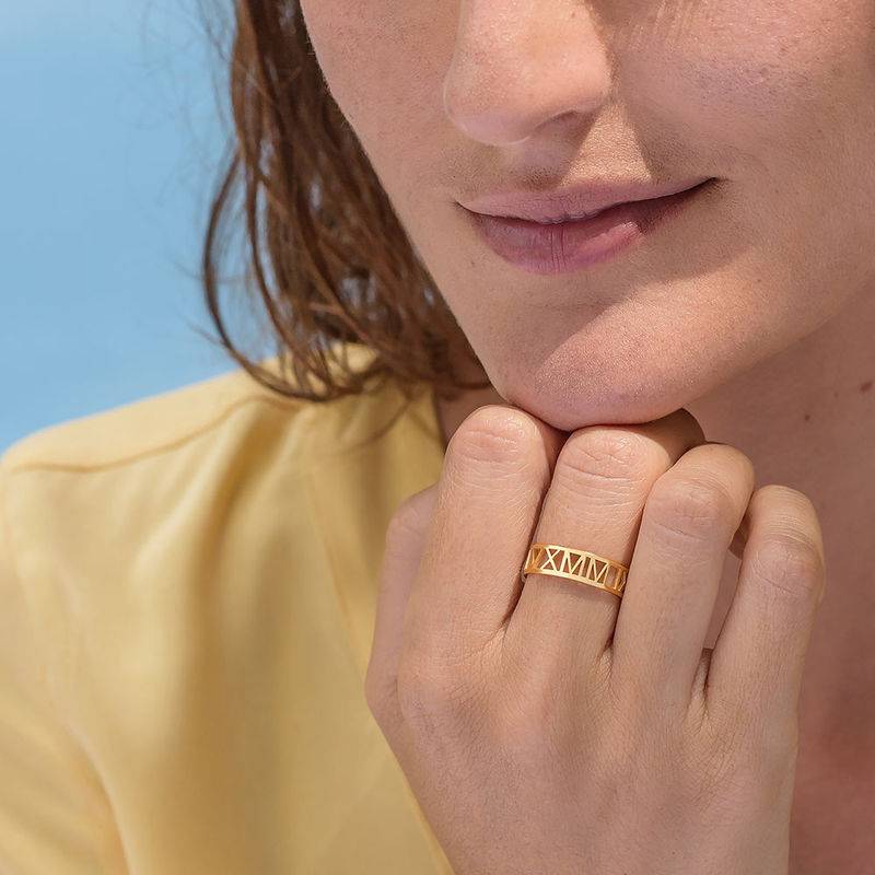 Anillo con Números Romanos para Mujeres en Baño de Oro-4 foto de producto