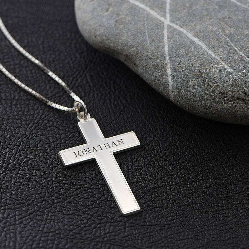 Collar de Cruz Grabado para Hombre en Plata-3 foto de producto