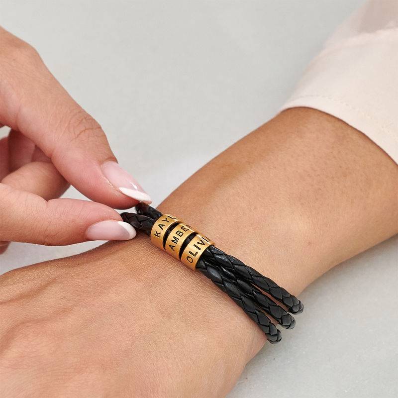 Pulsera de Cuero Negro Trenzado para Mujer con Cuentas Grabadas en Baño de Oro-4 foto de producto