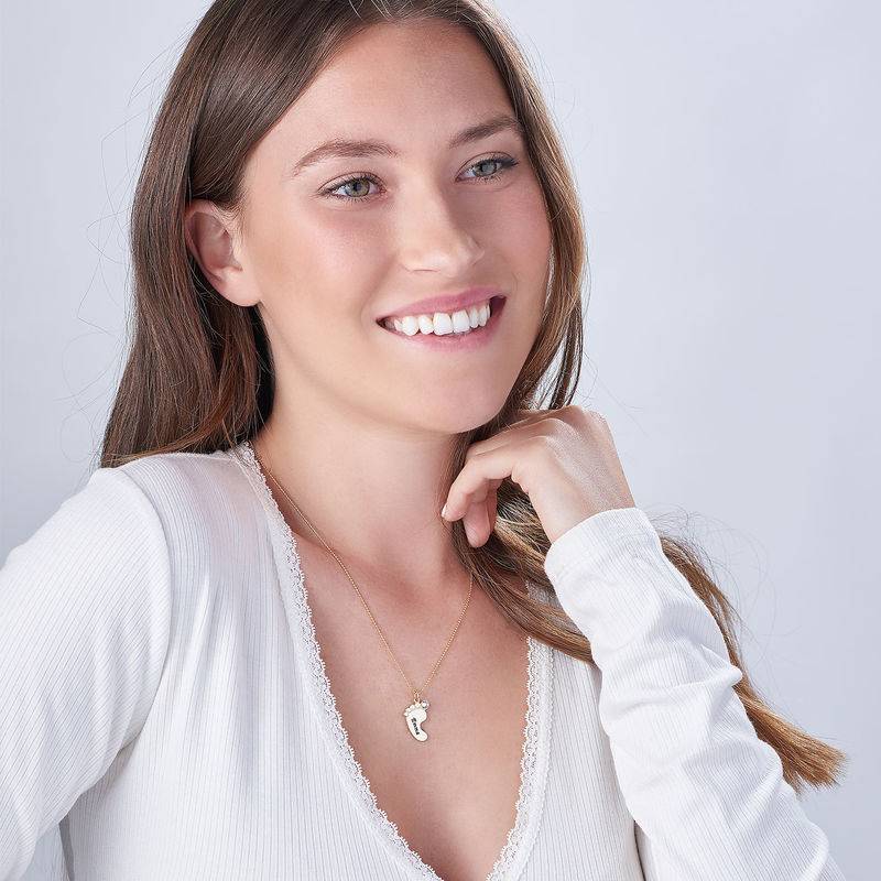 Joyería de Mamá – Collar Piecitos de Bebé con Piedras de Nacimiento en Oro Sólido 10K-5 Joyería de Mamá – Collar Piecitos de Bebé con Piedras de Nacimiento en Oro Sólido 10K-5 foto de producto