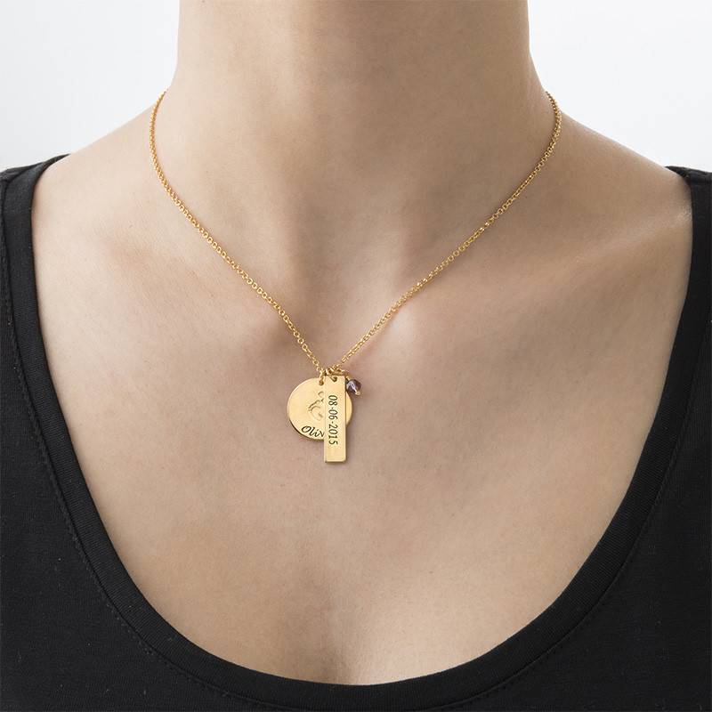 Joyería para Nueva Mamá - Collar con Charm de Piecitos de Bebé en Baño de Oro-2 foto de producto