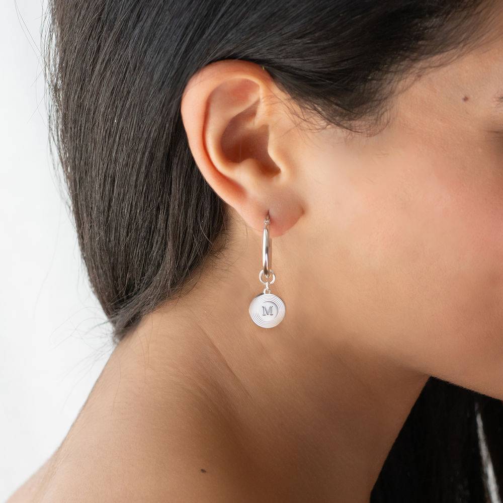 Pendientes Odeion con Inicial en Plata-2 foto de producto