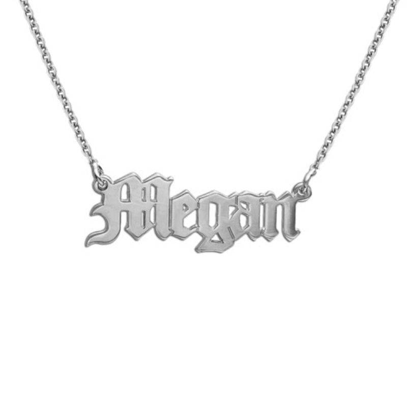 Collar con Nombre Estilo Inglés Antiguo en Plata-1 foto de producto