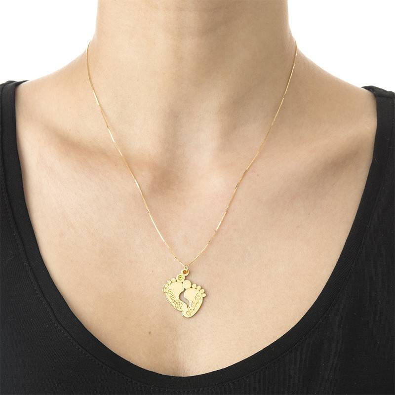 Collar Personalizado de Piecitos de Bebé con Piedra de Nacimiento en Baño de Oro-2 foto de producto