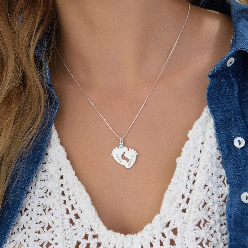 Collar Personalizado de Piecitos de Bebé con Piedra de Nacimiento en Plata-2 foto de producto