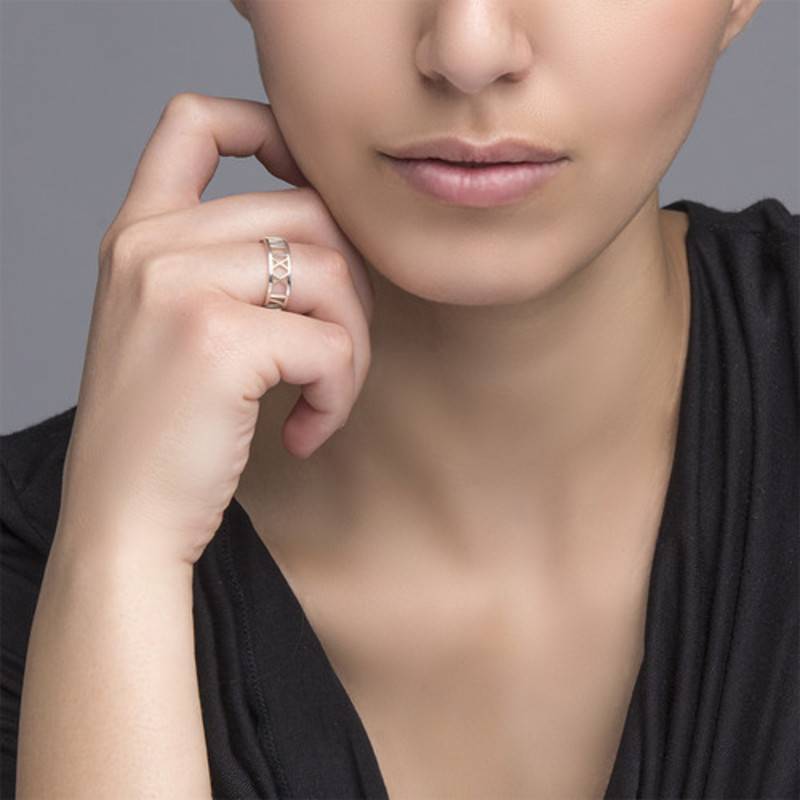 Anillo con Números Romanos para Mujeres en Plata-3 foto de producto