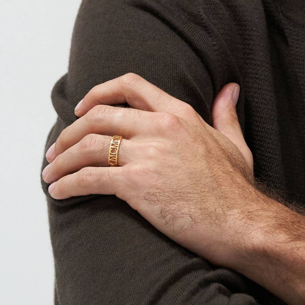 Anillo con Números Romanos para Hombres en Chapa de Oro-2 foto de producto