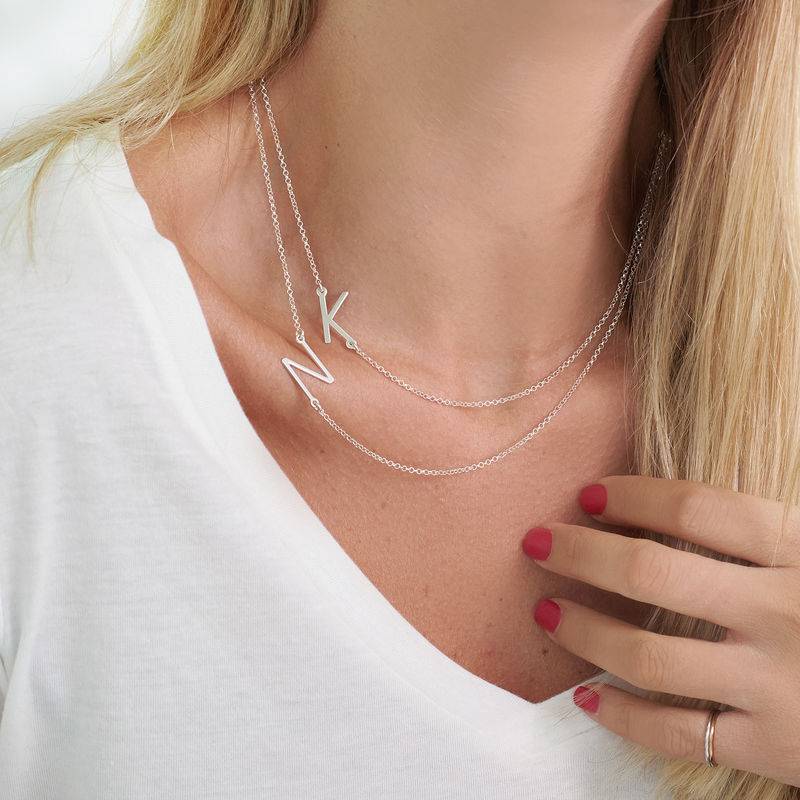 Collar con Inicial Lateral en Plata-3 Collar con Inicial Lateral en Plata-3 foto de producto