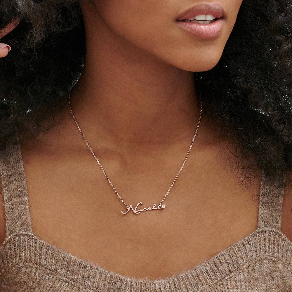 Collar con Nombre de Firma con Diamante en Chapa de Oro Rosa-1 foto de producto