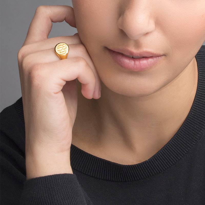 Anillo de Sello con Monograma Grabado para Mujer en Baño de Oro-3 foto de producto