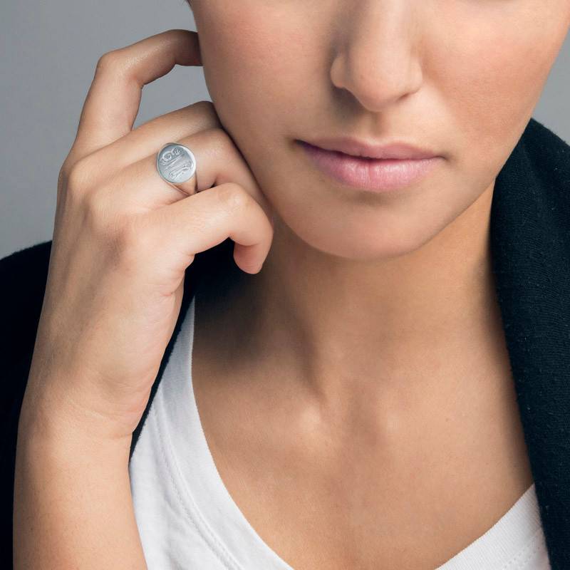Anillo de Sello con Monograma Grabado para Mujer en Plata-3 foto de producto
